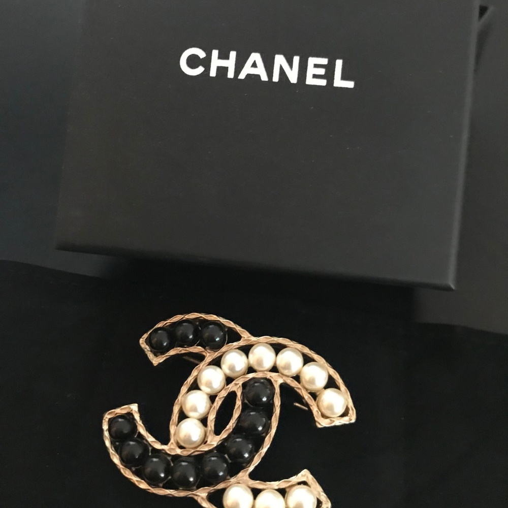 CHANEL CC Brooch with Bi-color pearls